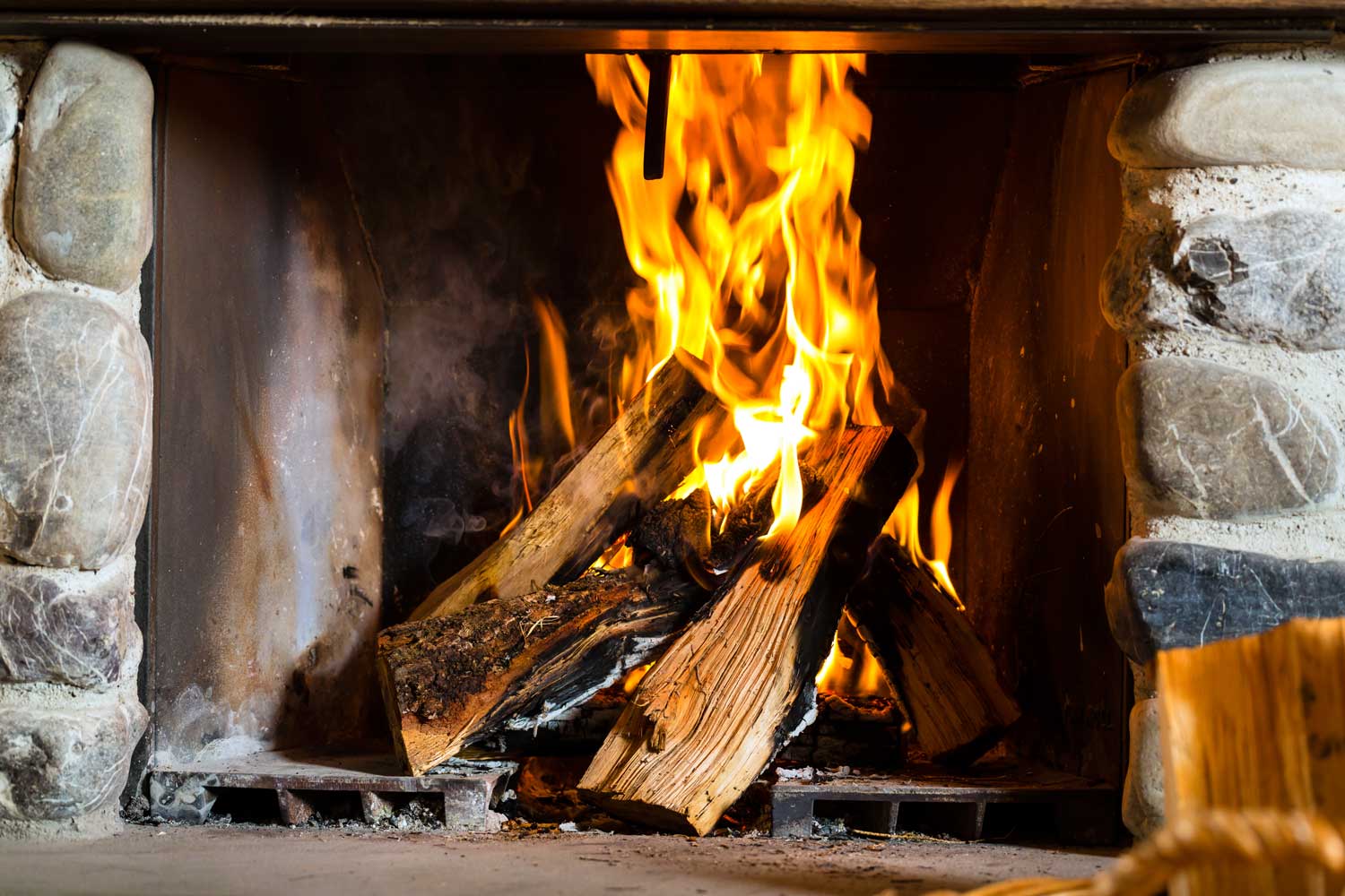 fuego-chimenea-rustica-refugio-tradicional-montana